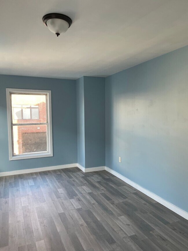 Building Photo - 4 Bedroom Duplex in Paterson