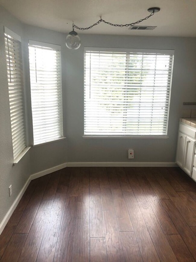 Building Photo - BEAUTIFUL 3 BED 2 BATH HOME OFF OF HILLTOP