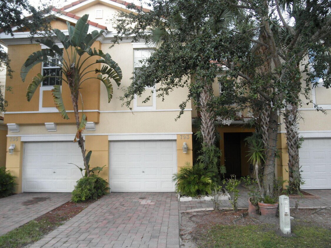 793 Pipers Cay Dr, West Palm Beach, FL 33415 Room for Rent in West