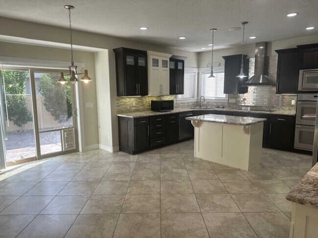 Building Photo - 2743 S Lavender Lane
