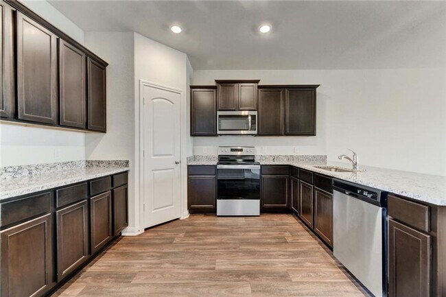 Foto del edificio - Beautiful 5 Bed 2.5 Bath Home!