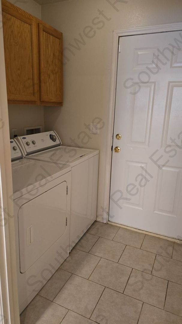 Building Photo - Modern 2 Bed 2 Bath apartment