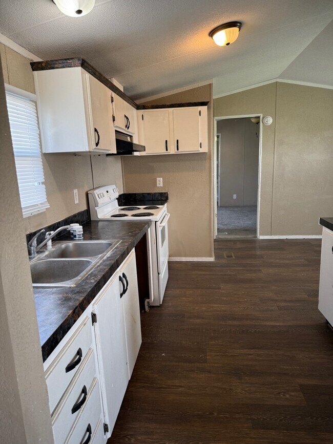 Foto del edificio - 204 E 1st St