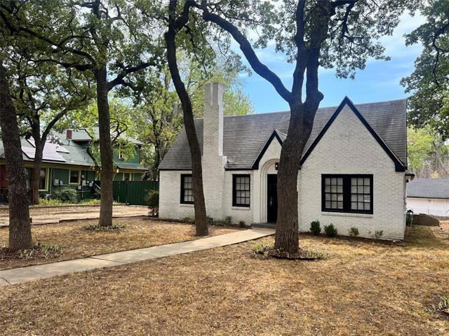Building Photo - 2107 W Oak St