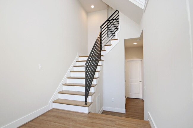 Foto del edificio - Beautiful Light-Filled Avinity Townhome