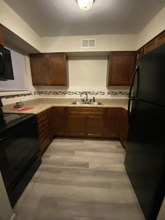 Primary Photo - Westmount Apartments