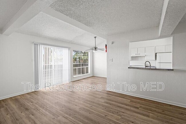 Foto del edificio - 2111 Holly Hall St