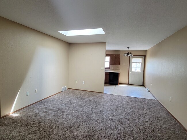 Building Photo - 1012 Castlewood Dr