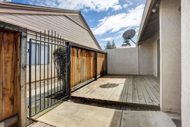 Building Photo - GREAT END UNIT, IMMACULATE SINGLE STORY, W...