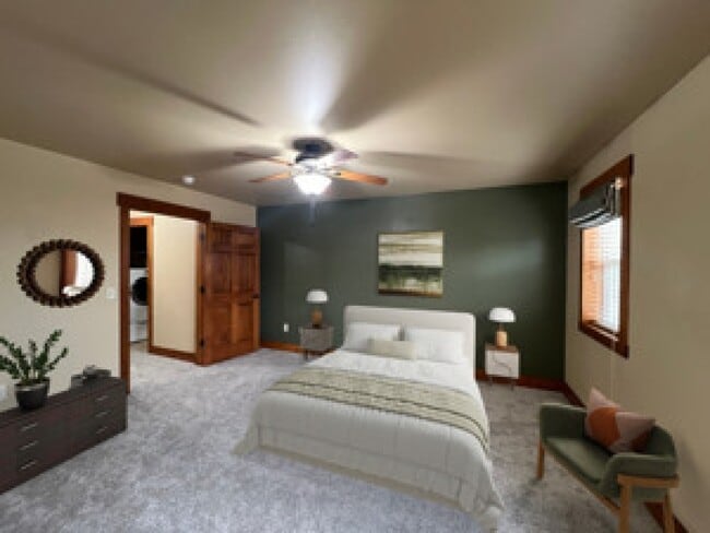 Building Photo - 2027 Lakehills Dr