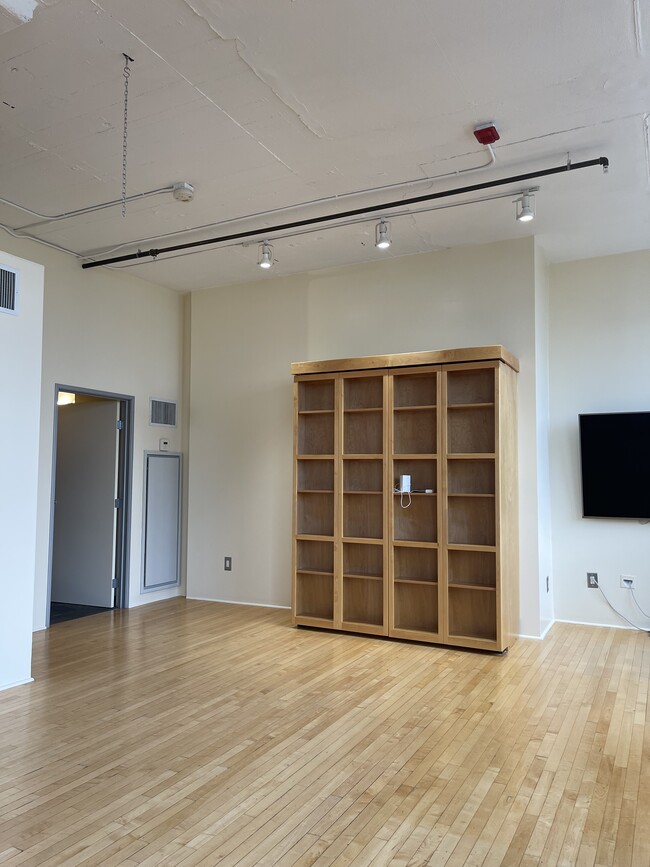 Building Photo - 420 S San Pedro St