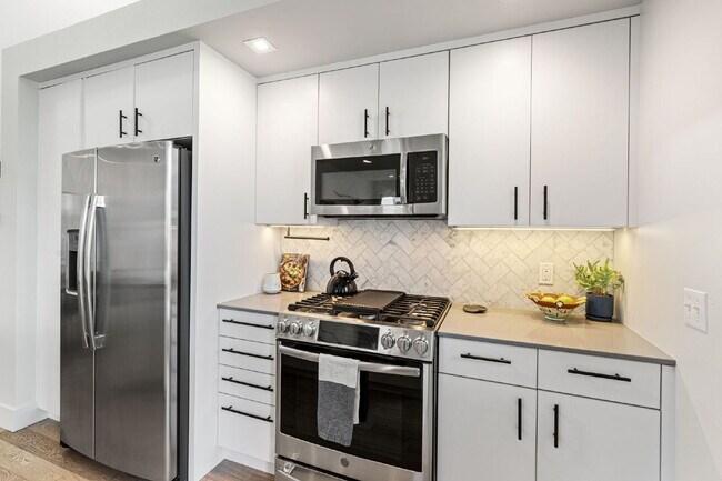 Building Photo - Modern Luxury in this end unit Blondie Condo
