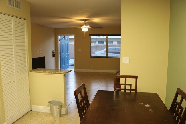 Building Photo - 801 Hummingbird Way