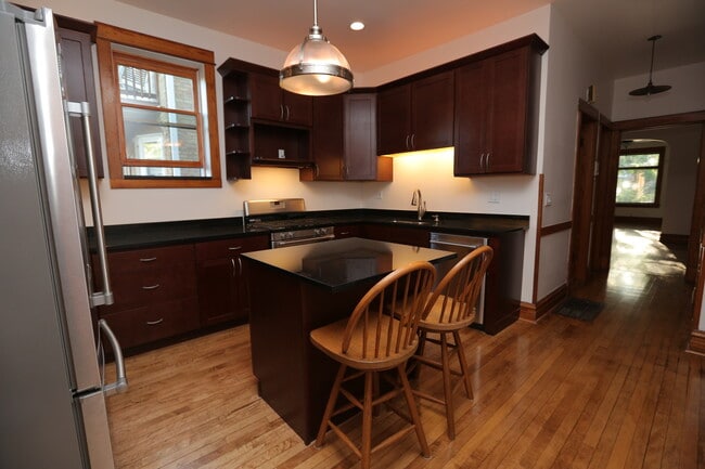 Building Photo - 3855 N Hoyne Ave