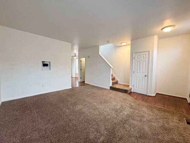 Building Photo - Spacious 2 Primary Beds 1 Den 3.5 Bath Townhome In Vibrant Sycamore Hill