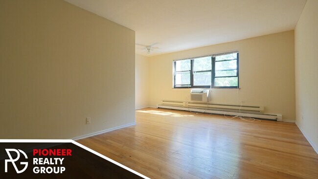 Building Photo - 665 W Wrightwood