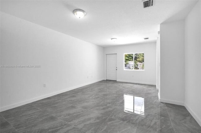 Building Photo - 3 bedroom in Miami FL 33142