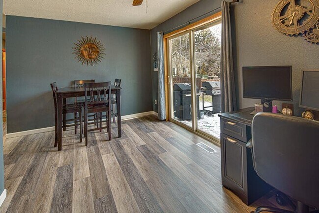 Foto del edificio - FOR RENT: Unfurnished Pet friendly Single Story 3 bed, 2 bath, 2 car garage w/large fenced lot