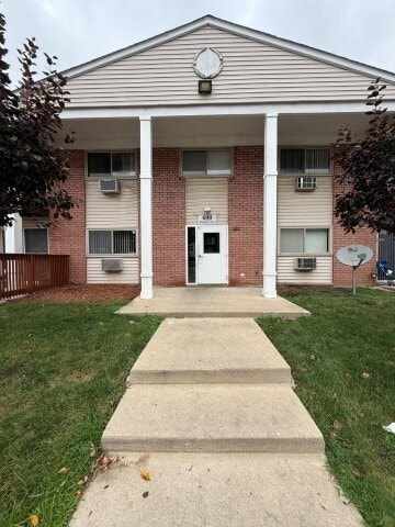 Building Photo - 690 Marilyn Ave
