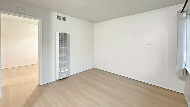 Foto del edificio - Cozy 1-bdrm, 1-bath in gated complex, includes 1 parking space, Located steps from schools and Hi...