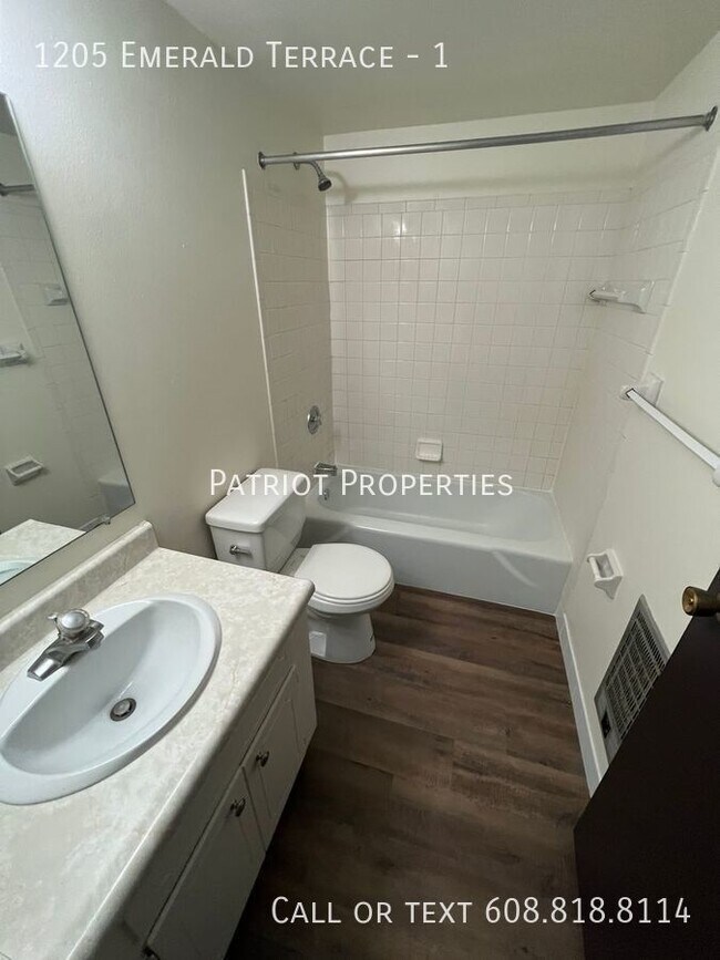 Building Photo - 1 bedroom/ 1 bath apartment in Sun Prairie...