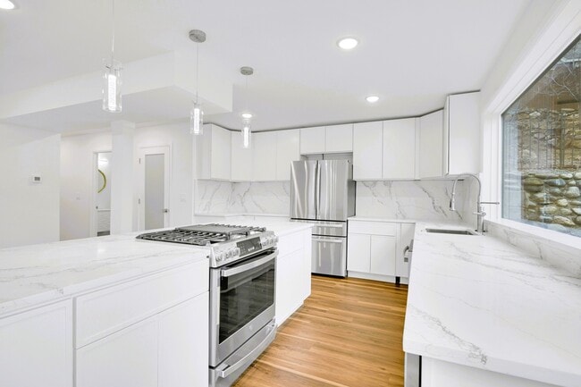 Building Photo - 325 14th Ave