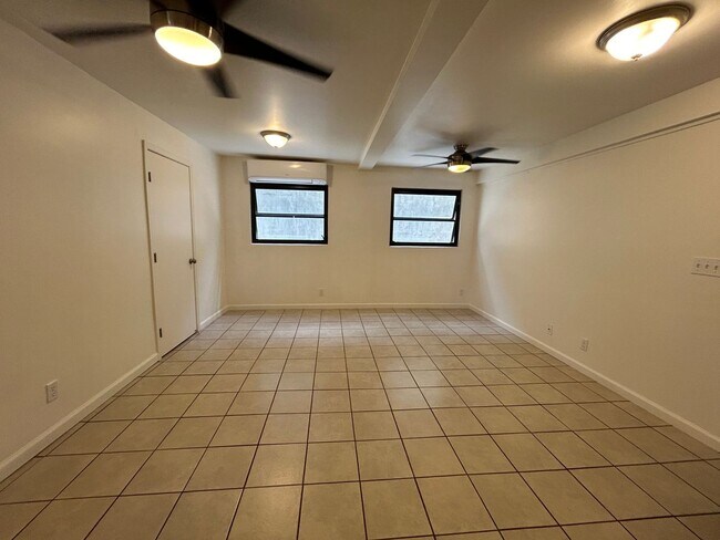 Foto del edificio - Split ACs! 3 Bathrooms! Indoor Laundry!