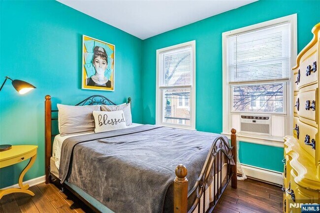 Foto del edificio - 1054-1056 Hunterdon Street Unit Leftside