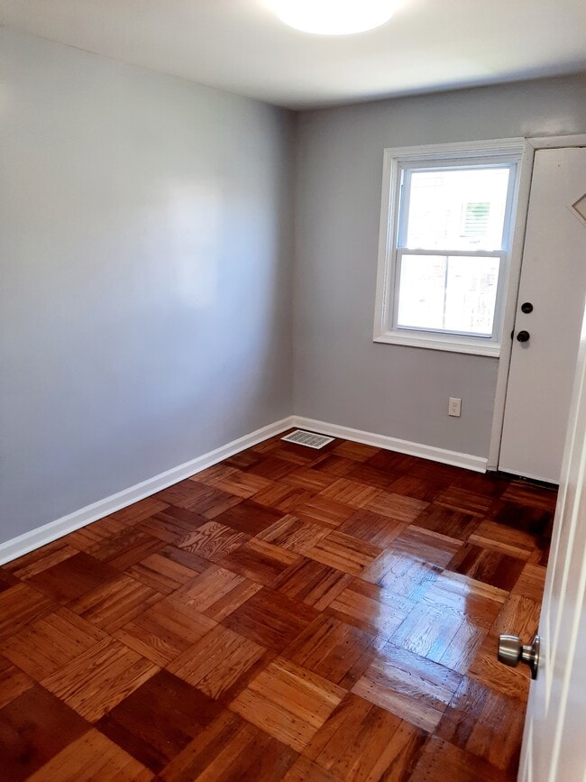 Building Photo - 5316 Glenloch St