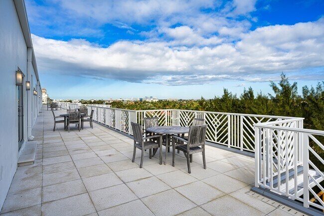 Foto del edificio - 170 N Ocean Blvd