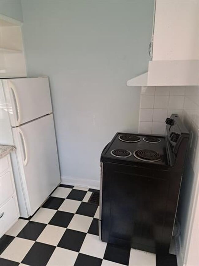 Building Photo - L986