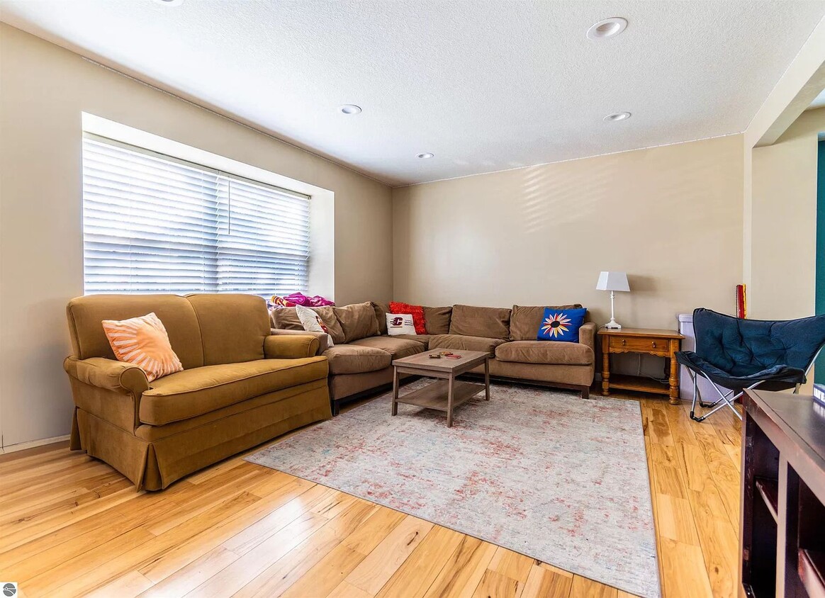 Primary Photo - Spacious perfect location house steps from...