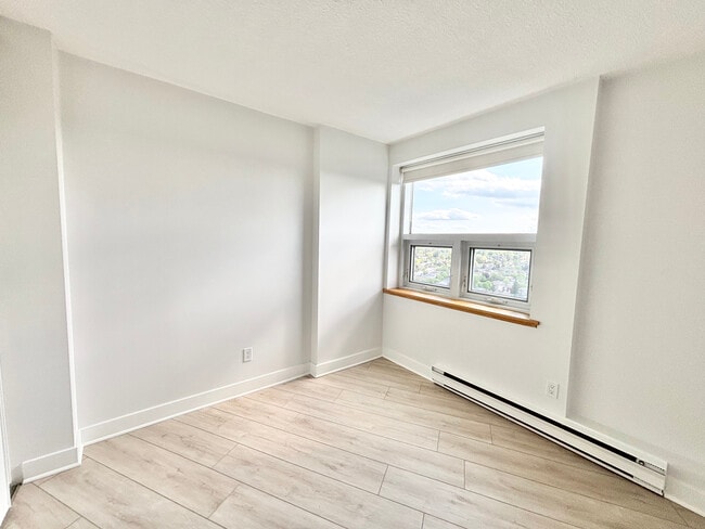Building Photo - 2 BED - 1 BATH - OTTAWA - CONDO
