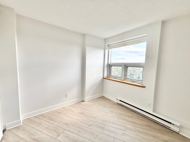 Photo du bâtiment - 2 BED - 1 BATH - OTTAWA - CONDO