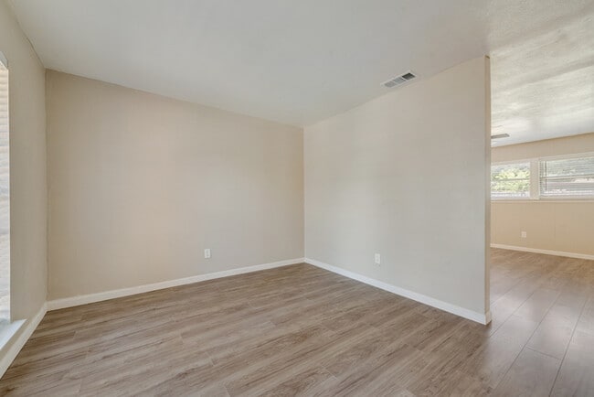 Building Photo - 3 bedroom Home with Prime Location