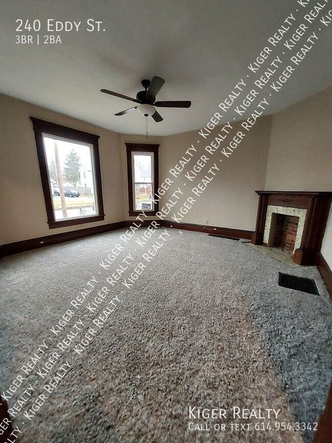 Building Photo - Large 3 Bedroom Home