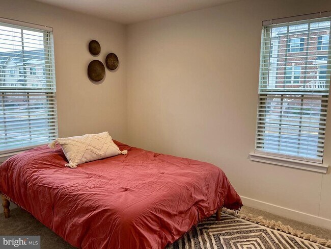 Foto del edificio - 2146 Hemlock Bay Rd