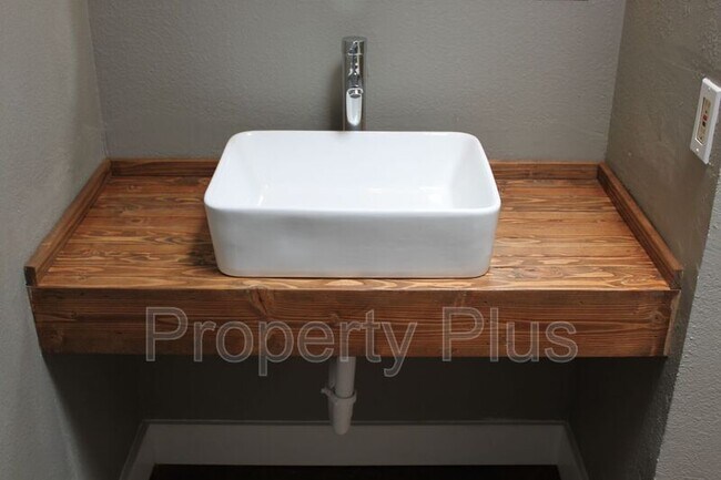 Photo - 1228 S McKemy St House