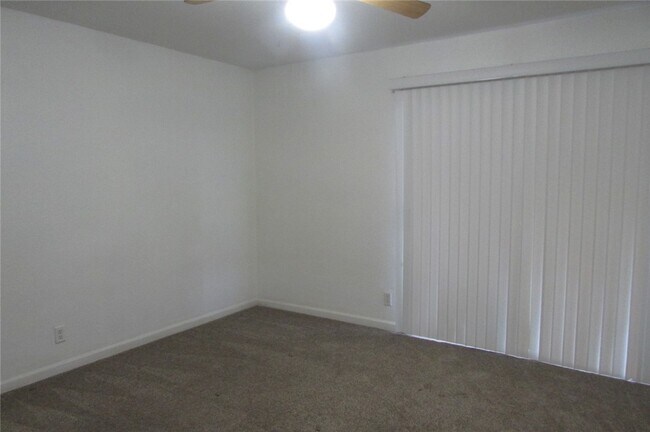 Foto del edificio - 2440 Lakeside Dr