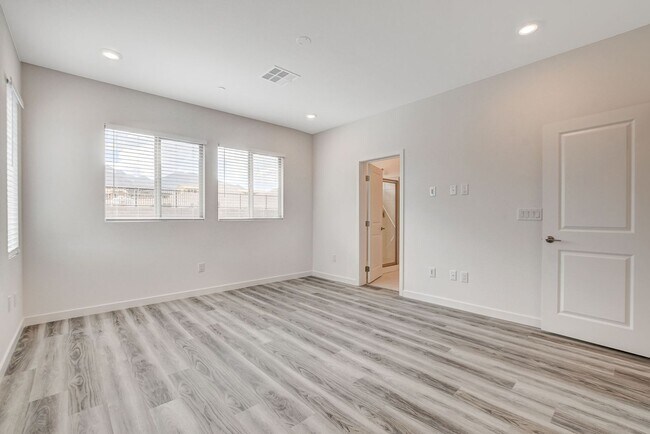 Building Photo - Spacious 3-Bed Summerlin Home with Den, Lo...