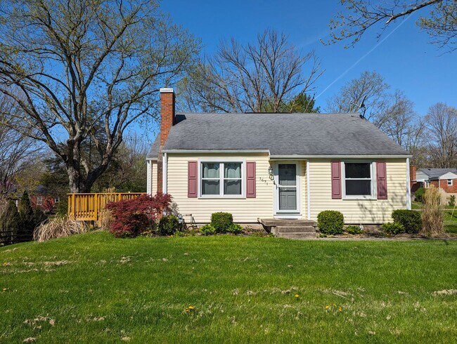 Building Photo - AVAILABLE NOW! - 2 Bedroom / 1 Bath Home i...
