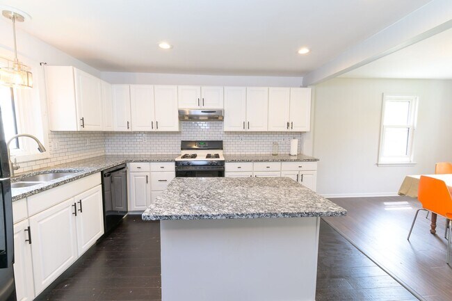 Foto del edificio - 4 Bedroom Colonial Home in Williamstown