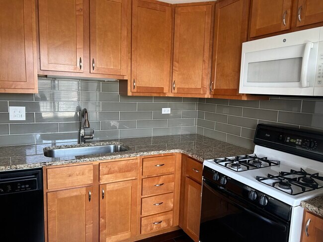 Building Photo - 1440 Tonset Ln