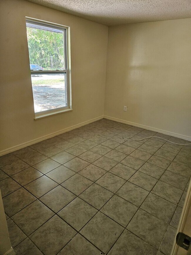 Foto del edificio - 3/2 DUPLEX WEST SIDE