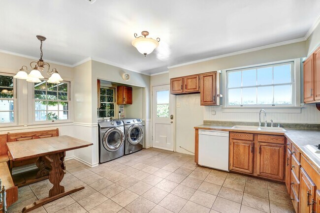 Building Photo - Altadena Single-Family Home Plus ADU