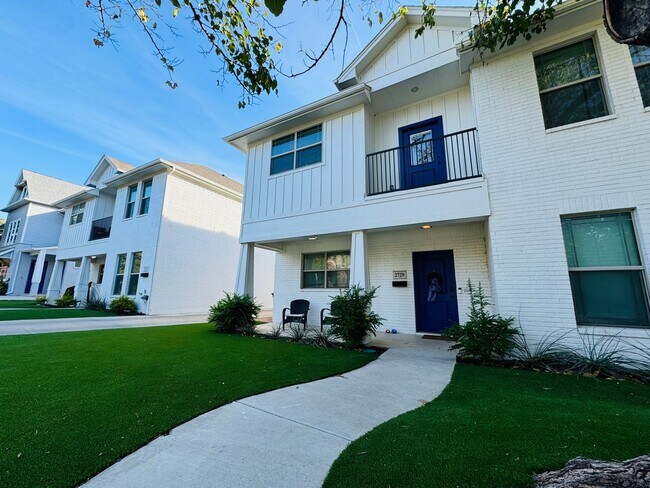 Foto del edificio - * MOVE IN SUMMER 7/21/2027 * 5 Bed 3 Bath, One Block from TCU Neeley Building