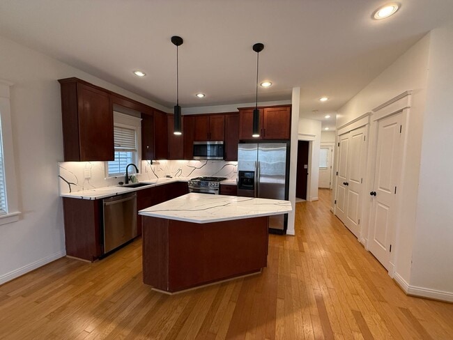 Building Photo - INSANE CLIFTON HOUSE W/FENCED IN YARD AND FINISHED BASEMENT