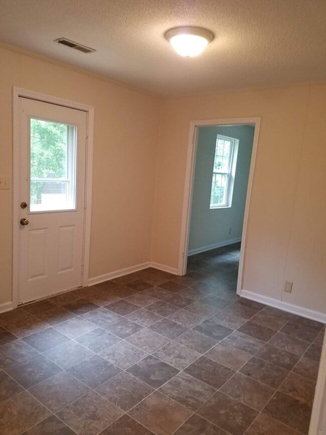 Building Photo - 3 Bedroom Pet Friendly Home For Rent!