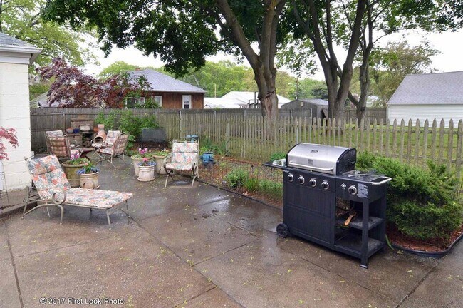 Foto del edificio - 166 Rowe Ave