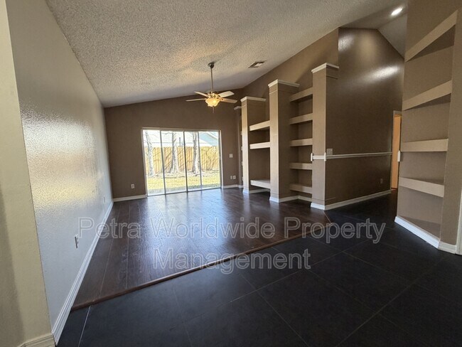 Foto del edificio - 572 Tree Shore Dr